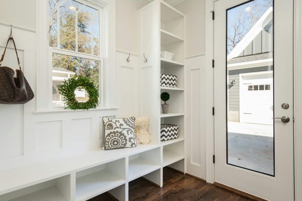 What are the best ideas for a modern and functional mudroom?